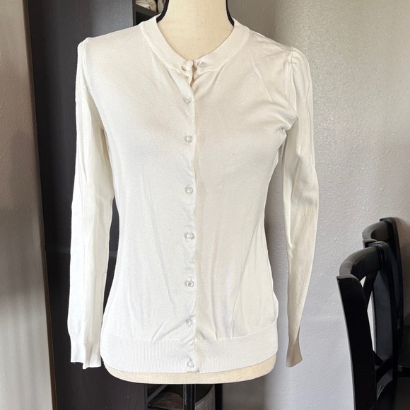 Women’s B. I. L. Y. Size Small Off White Opalescent Button Lightweight Cardigan - Picture 1 of 7